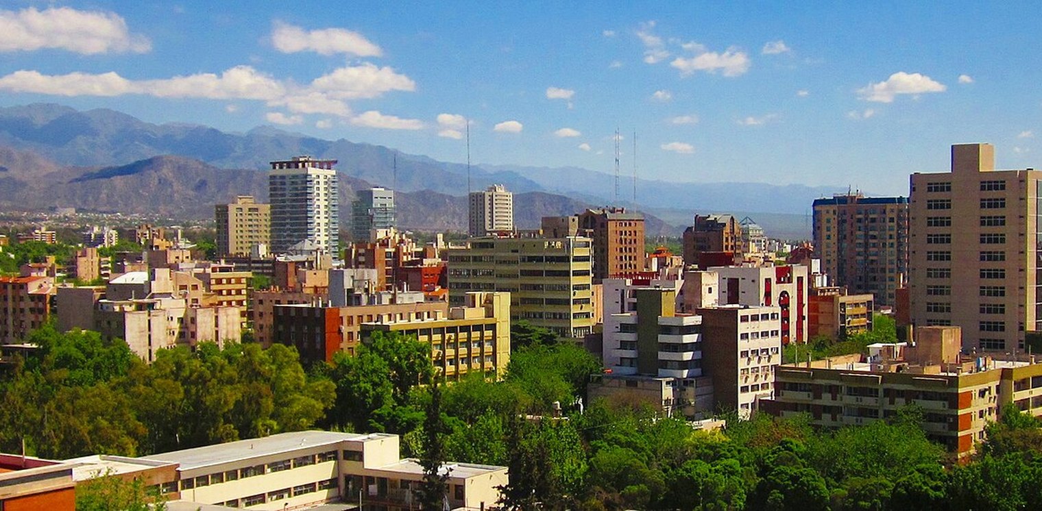Vista panorámica de la ciudad de Mendoza con el cordón de Los Andes al fondo
