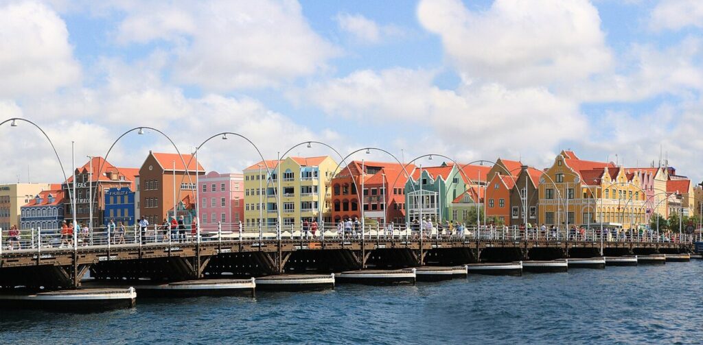 Frente costero de Handelskade en Willemstad, capital de Curazao