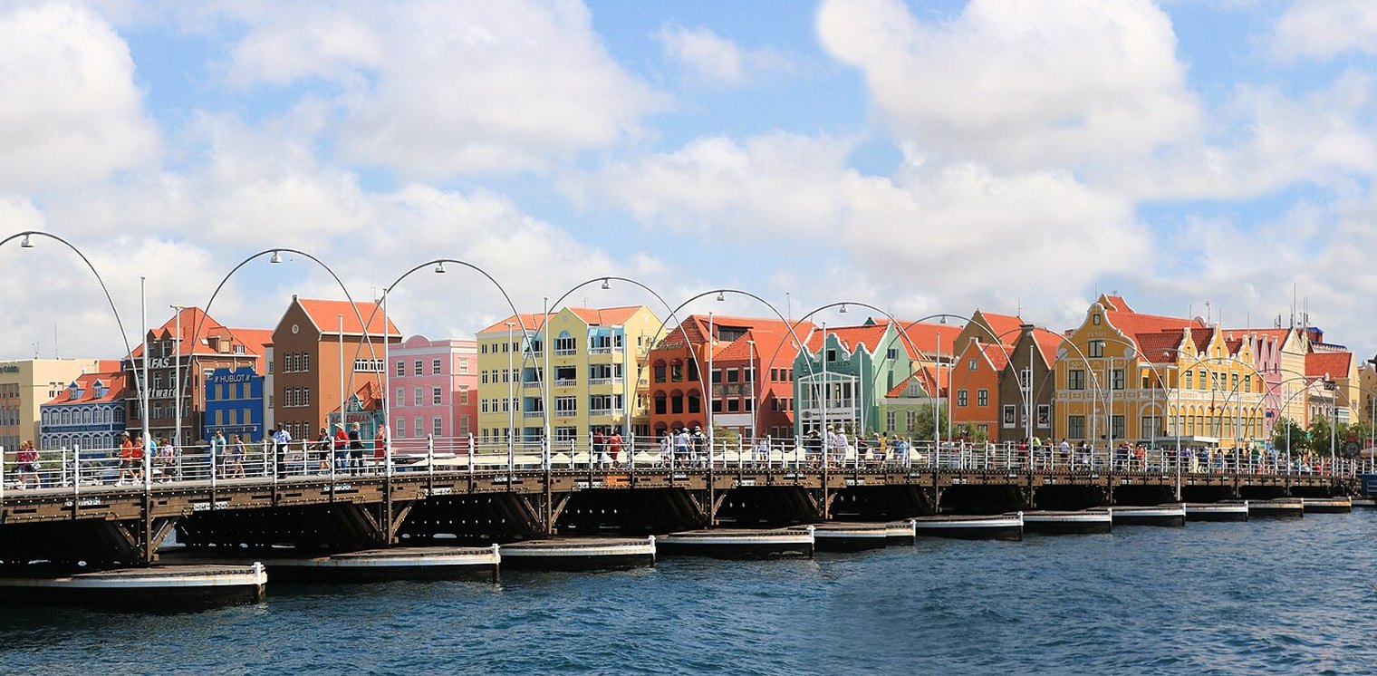 Frente costero de Handelskade en Willemstad, capital de Curazao